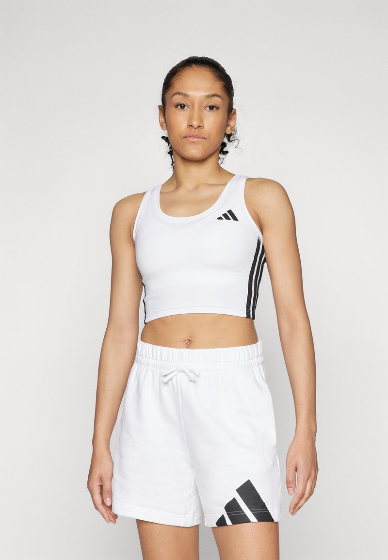 Débardeur de sport blanc avec un design à trois bandes noires et un logo. Associé à un short blanc avec un accent logo noir. Texture lisse.