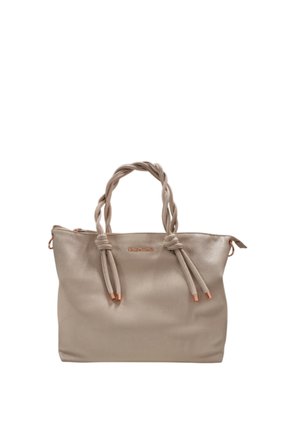 Beige leren draagtas met gevlochten handvatten, voorzien van koperkleurige hardware en een textuurafwerking. Eenvoudig ontwerp met minimale accenten.