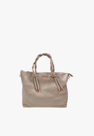 Beige leren draagtas met gevlochten handvatten, voorzien van koperkleurige hardware en een textuurafwerking. Eenvoudig ontwerp met minimale accenten.