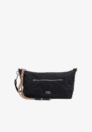 Pochette noire rectangulaire avec poche avant zippée, bracelet beige avec perles bleues et petit logo "BIMBA Y LOLA".