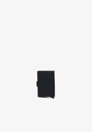Cartera de piel negra con un diseño Slim, que presenta costuras en contraste, una apertura lateral y un acabado texturizado. Forma compacta y rectangular.