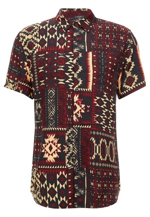 Koszula z krótkim rękawem na guziki z czerwonym, czarnym i beżowym geometrycznym wzorem plemiennym w stylu patchwork.