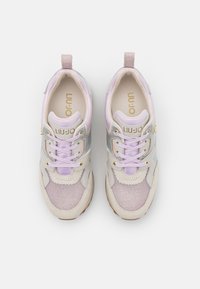 Paire de baskets beige et violet clair Liu Jo avec lacets, bouts texturés et accents dorés, vue de dessus sur fond blanc.