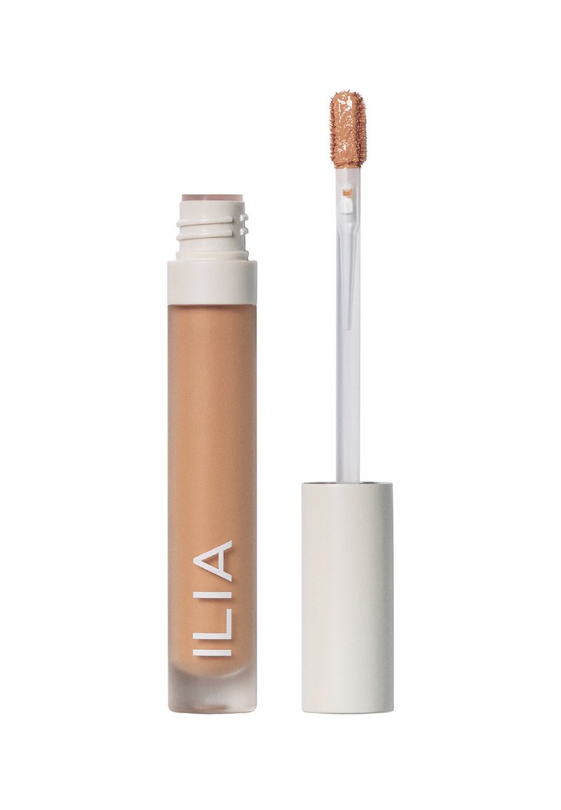 ILIA lepprodukt i en klar tube med en beige nyanse. Har et hvitt lokk og en applikator med en myk, lodden tupp.