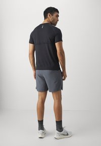 Under Armour LAUNCH - Športne kratke hlače - castlerock