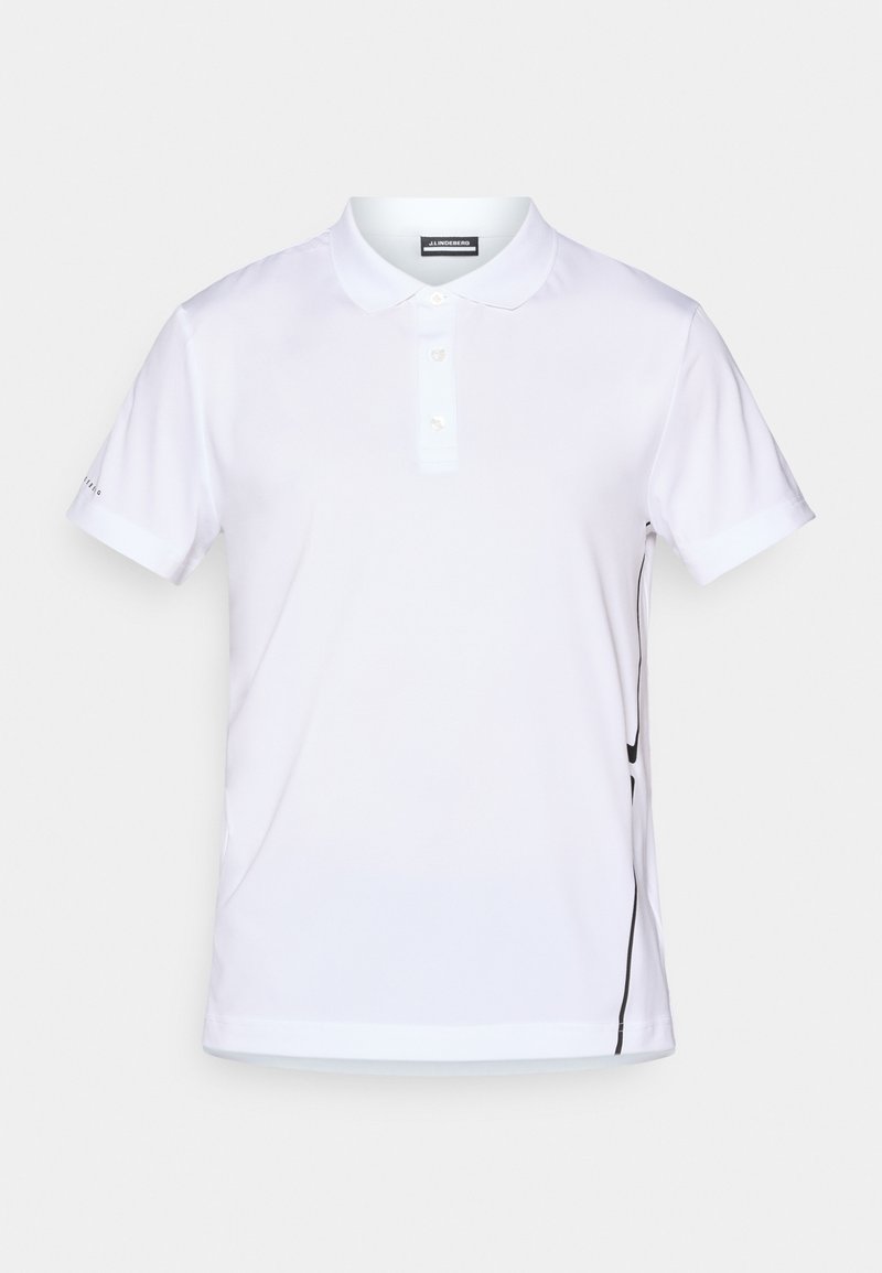 Camisa polo blanca hecha de tela suave, con una tapeta de tres botones, mangas cortas y una línea de acento negra en el costado.