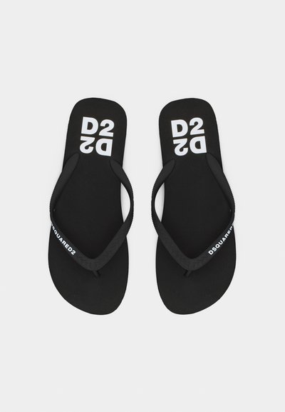Tongs noires avec logo blanc "D2" sur les semelles et "Dsquared2" imprimé sur les brides, vues de dessus sur un fond uni.