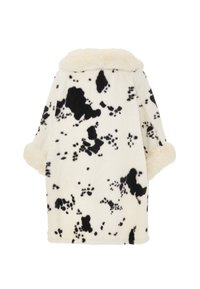 Cappotto in pelliccia sintetica con base crema e stampa effetto mucca nera. Il design include un colletto morbido e maniche arrotondate per il massimo comfort.