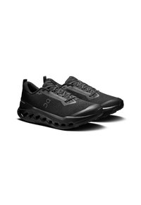 Baskets de course noires avec une tige en mesh, des détails texturés et une semelle rembourrée présentant un design en vagues allongées pour un meilleur soutien.
