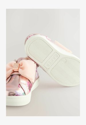 Rosa metallische Sneakers mit einer großen Schleife, verziert mit einem Strassakzent. Sie verfügen über eine strukturierte weiße Gummisohle und ein Blumendruckdesign.