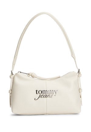 Sac à bandoulière Tommy Jeans blanc cassé avec dessus incurvé, tirette de fermeture éclair nouée, sangle ajustable et logo argenté au centre avant.