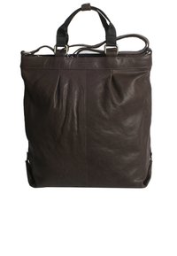 Bruine leren tote bag met twee handvatten bovenaan, zachte textuur, geplooid ontwerp en zijkanten met zakken. Metalen hardware accenten op de riemen.