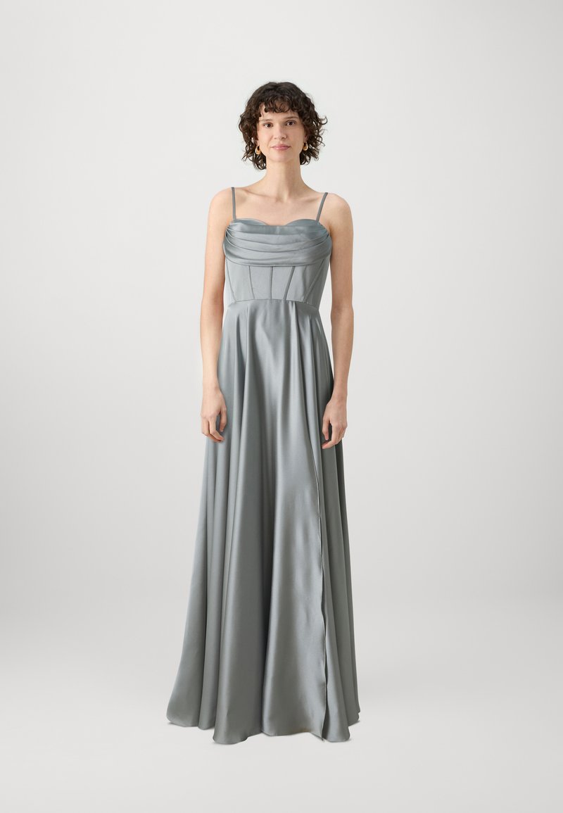 Rochie lungă, din satin gri deschis, cu un corset ajustat, decolteu moale tip cowl, bretele subțiri și fusta fluentă. Textură netedă și cădere elegantă.