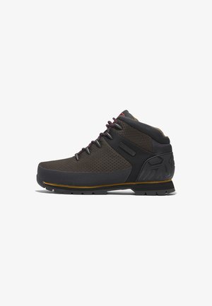 Brune høje sneakers med mesh- og syntetiske materialer, gummisål og kontrasterende sorte detaljer. Har robust snøring og struktureret overflade.