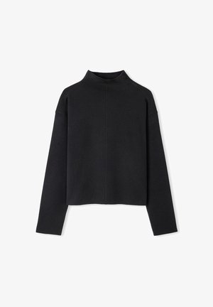 Jersey negro recortado con cuello alto, mangas largas y una textura suave. Presenta un detalle de costura central y un diseño minimalista.