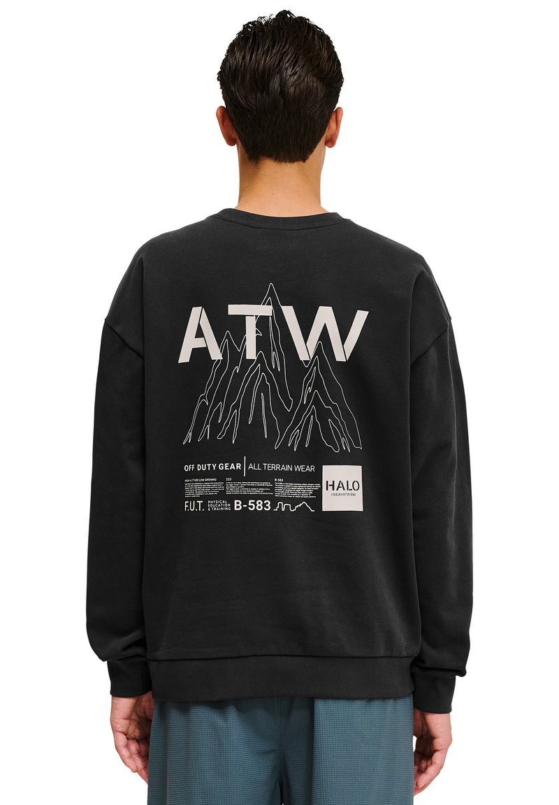 Czarny sweatshirt z okrągłym dekoltem, z grafiką góry i tekstem na plecach. Miękka tekstura i luźny krój.