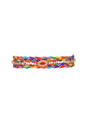 Bracelet tressé avec des fils multicolores vibrants et des accents en or, comportant un ornement ovale avec un gemme rouge et de petits strass.