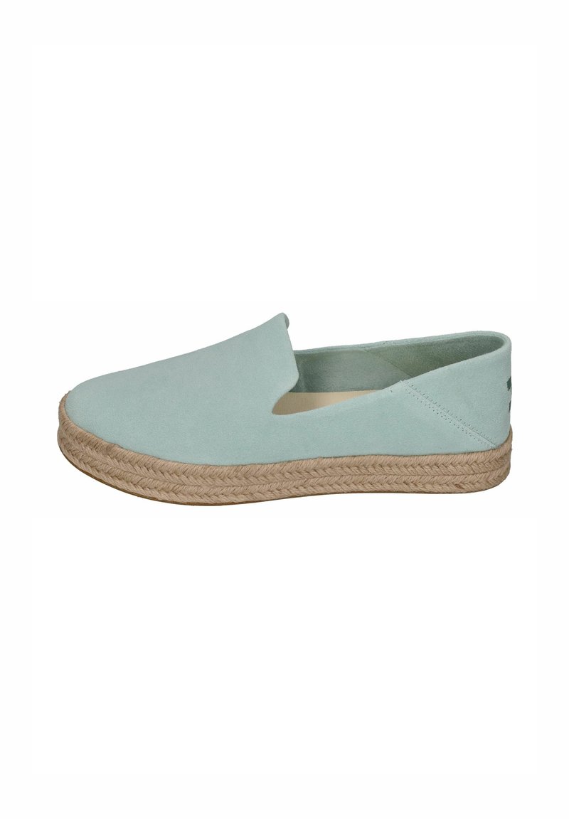 Espadrille bleu clair à enfiler avec dessus en daim et semelle en jute tressé, vue de côté sur fond blanc.