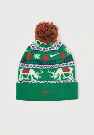 Bonnet en tricot vert avec un motif de rennes festifs, des flocons de neige et le texte "JUST DO IT". Fini avec un pompon rouge et vert et un logo Nike rouge.