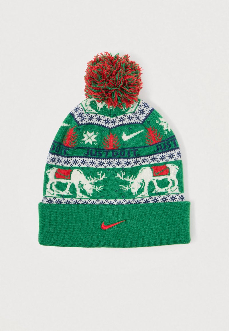 Gorro de malha verde com padrão festivo de rena, flocos de neve e texto "FAZ O QUE TEM A FAZER". Finalizado com um pompom vermelho e verde e um logo vermelho da Nike.