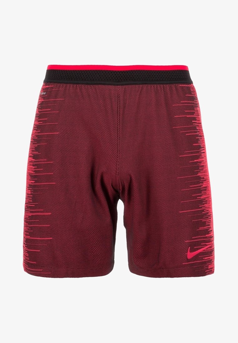 Short de sport bordeaux avec des côtés noirs et rouges à motifs, une ceinture noire et un logo Nike rose sur la partie inférieure de la jambe droite.