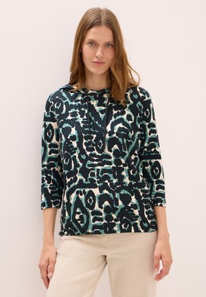 Pullover con cappuccio in una stampa animale astratta audace, caratterizzato da colori nero, teal e crema. Tessuto morbido con maniche tre quarti e una tasca frontale.