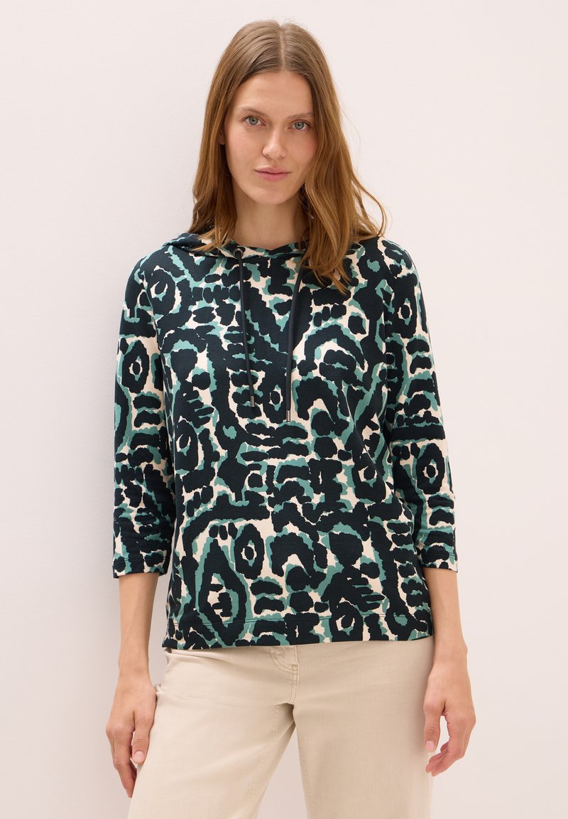 Sudadera con capucha en un audaz estampado animal abstracto, con colores negro, azul verdoso y crema. Tela suave con mangas tres cuartos y un bolsillo frontal.