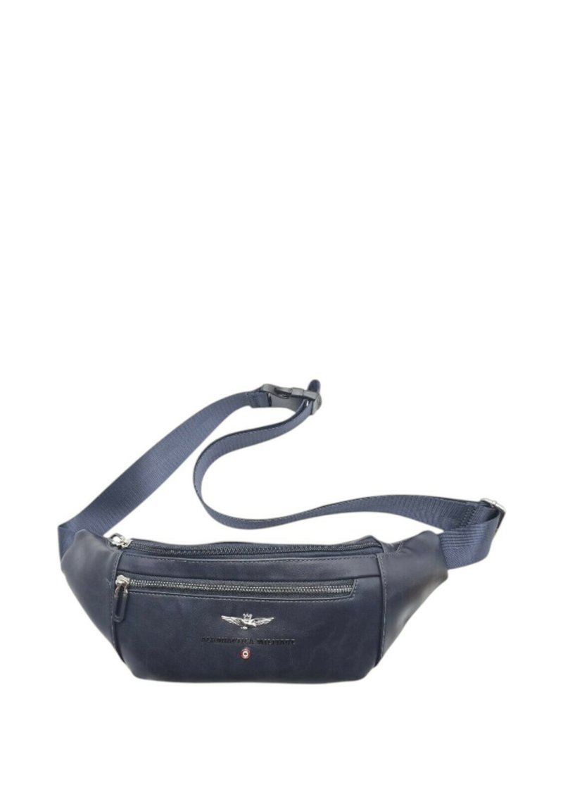 Marsupio in pelle blu navy con scomparto principale con cerniera, tracolla regolabile e accessori in argento, caratterizzato da un emblema del logo sulla parte anteriore.