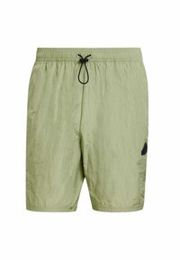 Pantaloni corta verdi chiari in tessuto texture con vita elastica e cordoncino nero. Presentano un accento con logo nero sul lato inferiore.