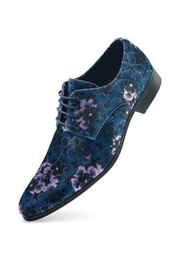 Blauwe stoffen dresschoen met een bloemmotief in zwart en paars, puntige neus en zes veterogen. Zwarte rubberen zool.