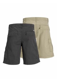 Shorts cargo disponibles en deux couleurs : noir et beige. Fabriqués en coton, avec des poches sur les côtés et à l'arrière, et un design droit.