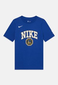T-shirt Nike bleu avec un col rond, affichant "NIKE" en blanc et doré avec un logo circulaire des Golden State Warriors. Manches courtes.