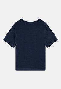 Námořnická modrá bavlněná tričko s krátkým rukávem, kulatým výstřihem a volným střihem. Má hladkou texturu a klasický design.