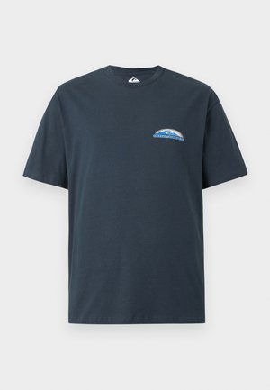 Temno modra majica kratkih rokavov z okroglim izrezom, z majhnim modro-belim logotipom Quiksilver na levi strani prsnega koša.