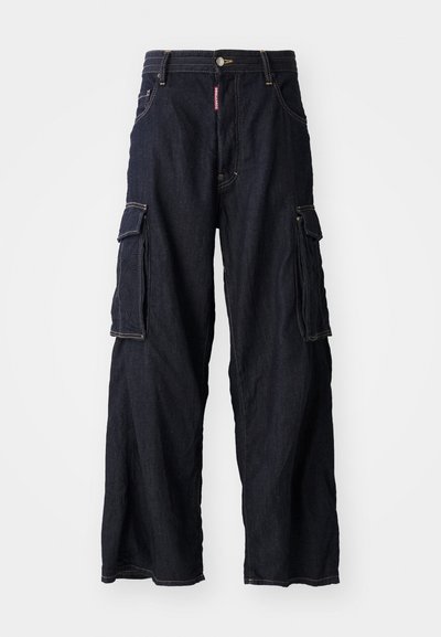 Tummansiniset farkku cargo-housut, joissa on leveät lahkeet, suuret sivutaskut ja etupainonappi. Painava kangas, keltainen ommelkorostus.