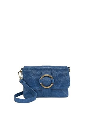 Petit sac bandoulière en cuir bleu avec une fermeture à boucle circulaire dorée et une sangle réglable sur fond blanc.