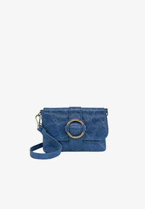 Petit sac bandoulière en cuir bleu avec une fermeture à boucle circulaire dorée et une sangle réglable sur fond blanc.