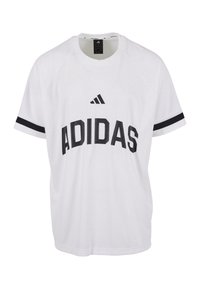 Bela Adidas majica s črnim napisom "ADIDAS" in črtami na rokavih. Narejena iz zračnega materiala s krožnim ovratnikom in kratkimi rokavi.