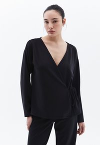 MIT FEINER QUALITÄT - Blouse - black