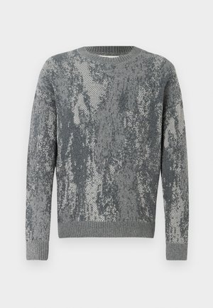 Γκρίζα μπλούζα με υφή και κυματιστό σχέδιο σε διάφορες αποχρώσεις του γκρι, στρογγυλή λαιμόκοψη, μακριά μανίκια και ριμπ ανοιξιάτικες μανσέτες και στρίφωμα.