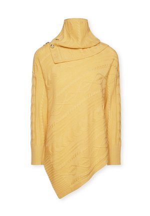 Maglione giallo asimmetrico lavorato a maglia con colletto alto, caratterizzato da motivi a treccia e un bottone decorativo sulla spalla.
