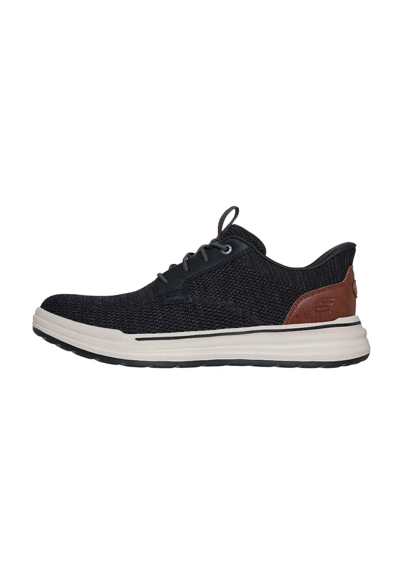 Zapatillas de punto negras con acentos de cuero, punta redondeada, diseño con cordones, media suela blanca y suela texturizada negra.