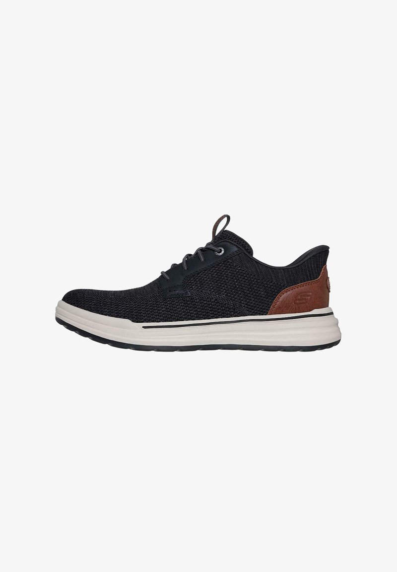 Zapatillas de punto negras con acentos de cuero, punta redondeada, diseño con cordones, media suela blanca y suela texturizada negra.