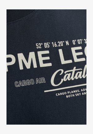 Sweatshirt en coton bleu marine avec des graphiques en texte blanc, y compris des coordonnées et "Cargo Air". Encolure ronde et texture douce.