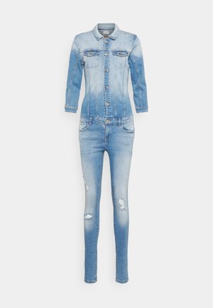 Jeans-Overall in Hellblau mit verwaschenem Look. Verfügt über lange Ärmel, Knopfleiste vorne, Fronttaschen und abgenutzte Details an den Beinen.