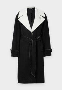 Manteau en laine noir avec un large col blanc, taille ceinturée, boutons à l'avant et surpiqûres blanches contrastées aux poignets et à l'ourlet.