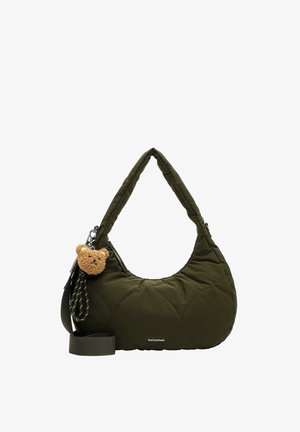 Dunkelgrüne gesteppte Handtasche mit gepolstertem Griff, verstellbarem Riemen und einem kleinen braunen Teddybär-Schlüsselanhänger.