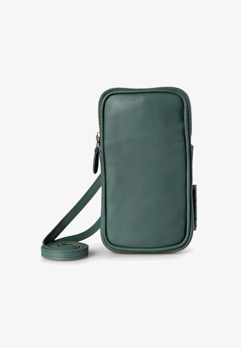 Rechteckige grüne Leder-Crossbody-Tasche mit Reißverschluss, strukturierten Oberflächen und abnehmbarem Tragegurt, der eine saubere Naht entlang der Ränder zeigt.