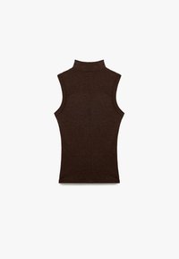 Brązowa bezrękawnikowa bluzka typu golf z dopasowanym krojem, wykonana z teksturowanej tkaniny, z wysokim kołnierzem oraz szwem na środku tylnej części.