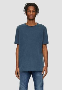 Korte mouwen blauwe T-shirt, gemaakt van zachte katoen, heeft een ronde halslijn en een ontspannen pasvorm; subtiele textuur met een gewassen uitstraling.